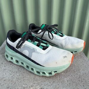 On running Cloudmonster running shoes women’s sz 8.5